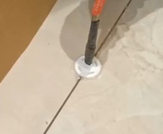 任丘瓷砖空鼓维修公司专业解答瓷砖在铺贴过程中，如果没有涂抹均匀到位的粘结材料（如水泥砂浆或瓷砖胶），可能会导致以下问题