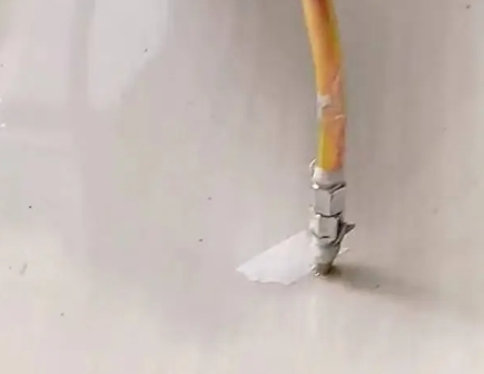 任丘瓷砖空鼓维修公司专业解答在瓷砖铺贴过程中，如果使用的砂料过粗（如全部使用了粗砂），可能会导致以下问题