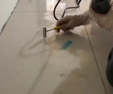 任丘瓷砖开裂维修公司专业分享瓷砖在铺贴前如果没有沥干水分，将会导致以下问题
