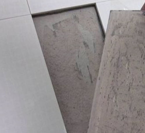 任丘瓷砖空鼓维修公司分享瓷砖铺贴时如果打浆（即涂抹在瓷砖背面和基层上的砂浆或瓷砖胶）过少，会带来以下问题